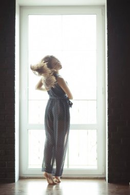 Pencere karşı duran kadın 