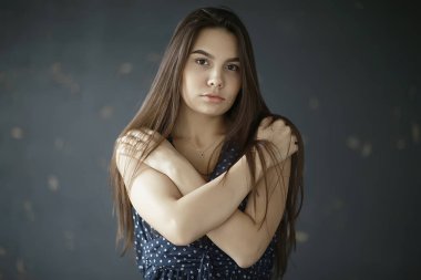 Uzun siyah saçlı genç kadın.