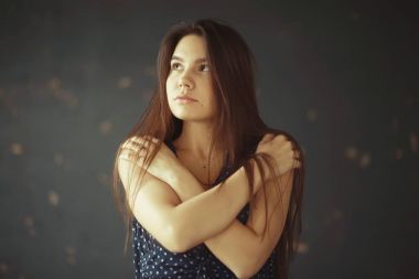 Uzun siyah saçlı genç kadın.