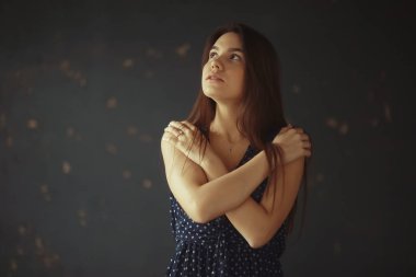 Uzun siyah saçlı genç kadın.