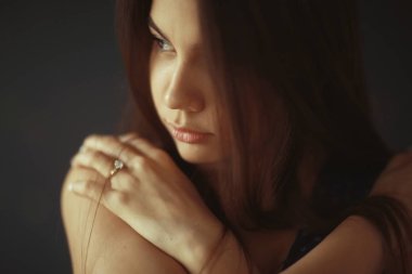 Uzun siyah saçlı genç kadın.