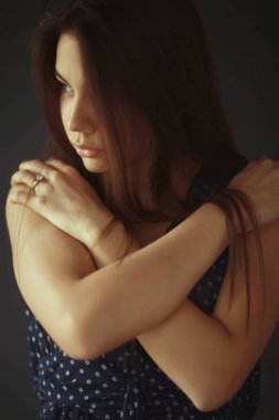 Uzun siyah saçlı genç kadın.