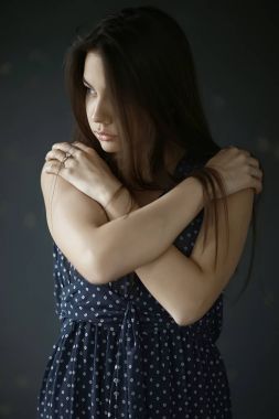 Uzun siyah saçlı genç kadın.