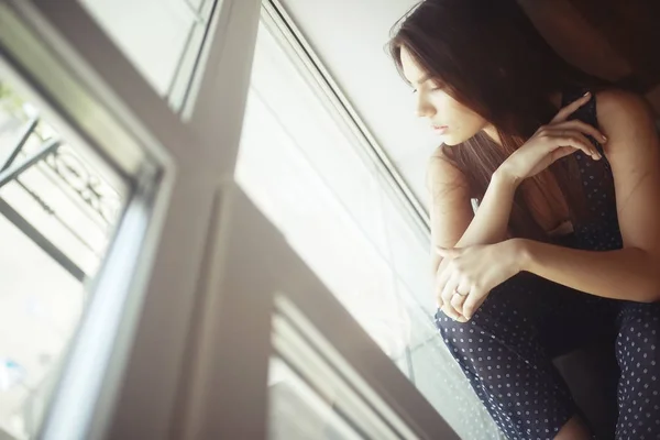 Pencere üzerinde genç kadın — Stok fotoğraf