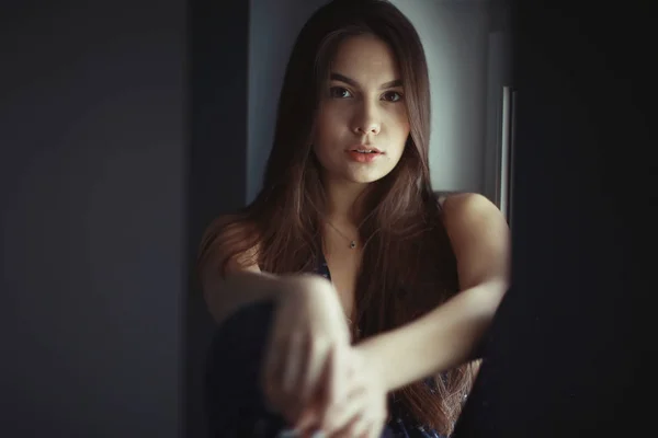 Fiatal nő ablakpárkányon — Stock Fotó