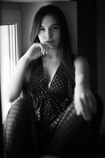Junge Frau auf Fensterbank — Stockfoto