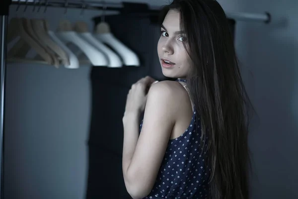 Vrouw met kledingkast hangers — Stockfoto