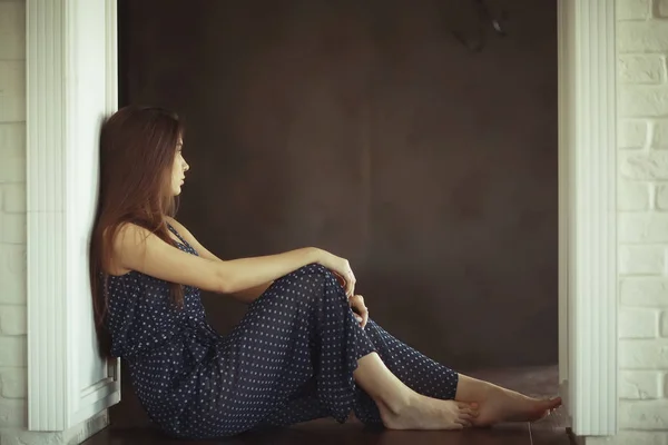 Donna seduta sul pavimento a casa — Foto Stock