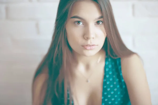 Mooie jonge vrouw — Stockfoto