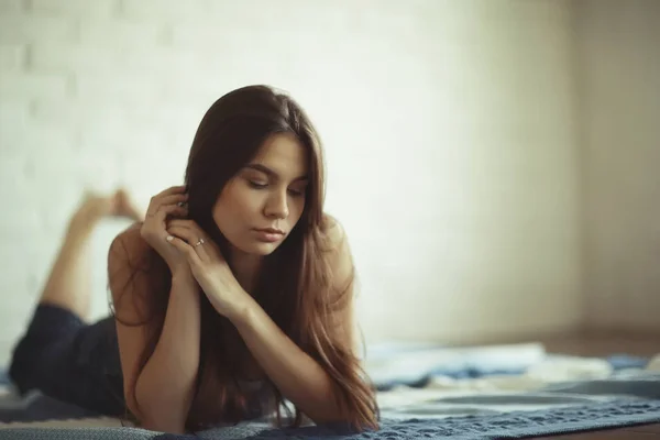 Mulher relaxante em casa — Fotografia de Stock