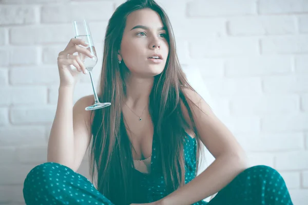 Ung kvinna med champagne — Stockfoto