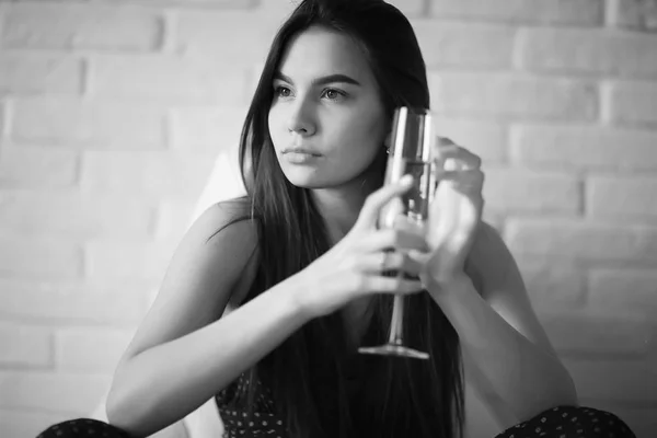 Młoda kobieta z szampanem — Zdjęcie stockowe