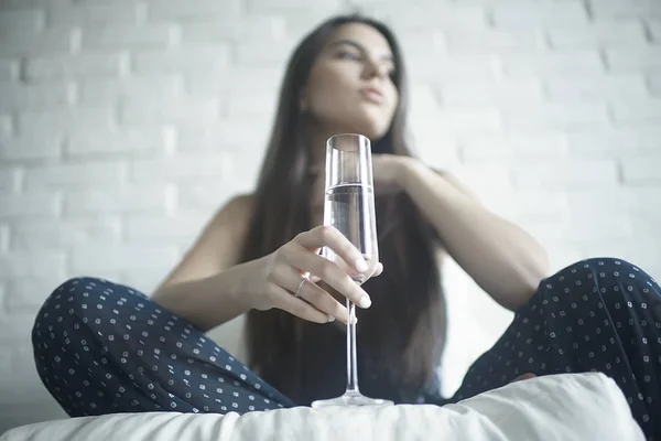 Ung kvinna med champagne — Stockfoto