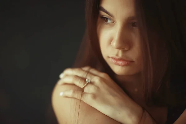 Jeune femme aux cheveux longs et foncés — Photo