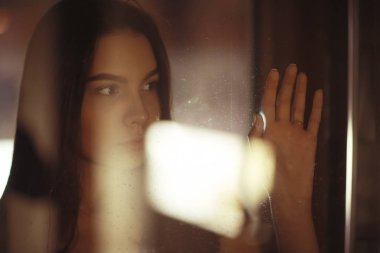 Uzun siyah saçlı genç kadın.