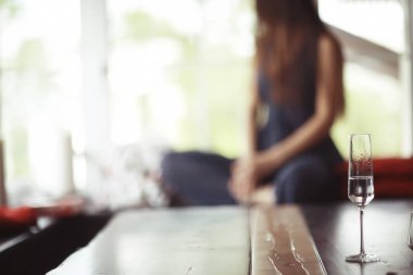 bardağı su ve genç kadınla