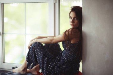 Pencere üzerinde genç kadın