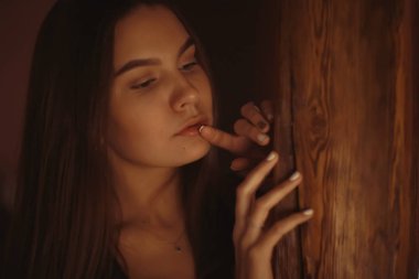 Uzun siyah saçlı genç kadın.