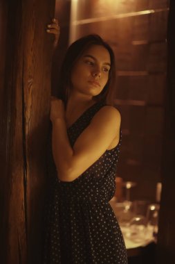 Uzun siyah saçlı genç kadın.