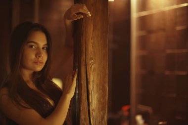 Uzun siyah saçlı genç kadın.