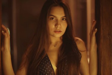 Uzun siyah saçlı genç kadın.