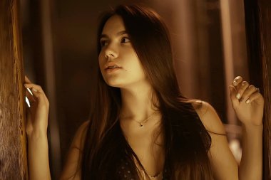 Uzun siyah saçlı genç kadın.