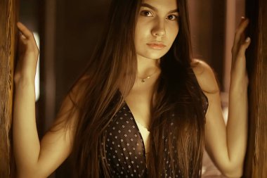 Uzun siyah saçlı genç kadın.