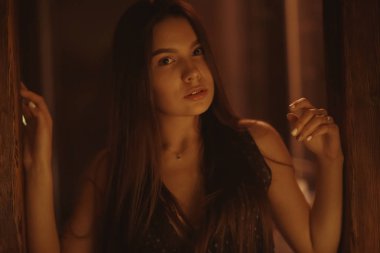 Uzun siyah saçlı genç kadın.