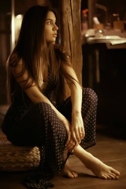 Uzun siyah saçlı genç kadın.