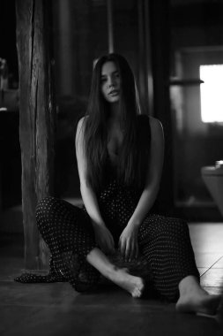 Uzun siyah saçlı genç kadın.