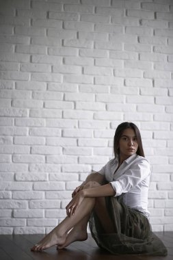 Yerde oturan kadın