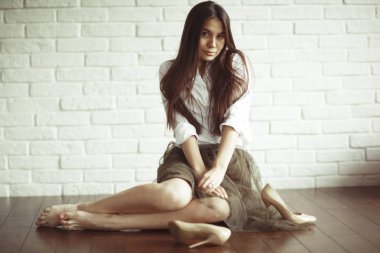 Güzel genç kadın ayakkabı ile 