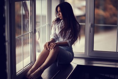 Pencere üzerinde genç kadın