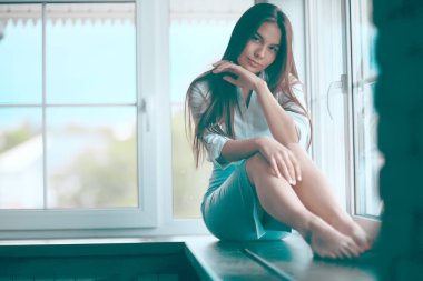 Pencere üzerinde genç kadın