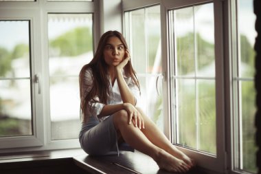Pencere üzerinde genç kadın