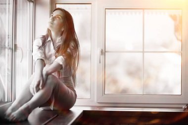 Pencere üzerinde genç kadın