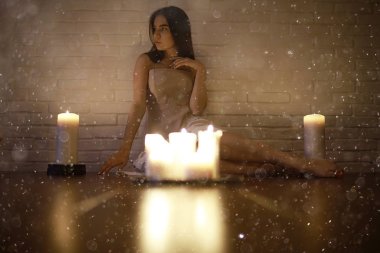 Mumlar yanan ile genç kadın