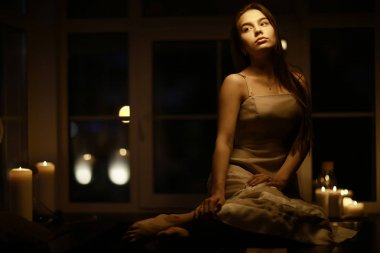 karanlık odada genç kadın 