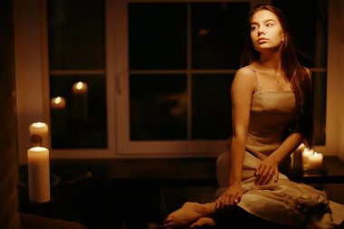 karanlık odada genç kadın 