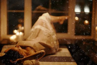 Evde uyuyan genç kadın. 