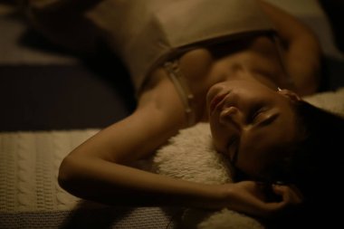 Evde uyuyan genç kadın. 