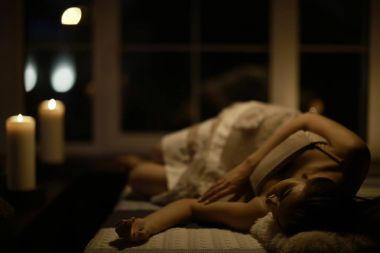 Evde uyuyan genç kadın. 