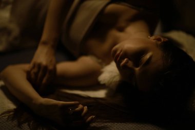 Evde uyuyan genç kadın. 