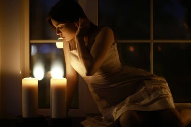 Mumlar ile genç kadın