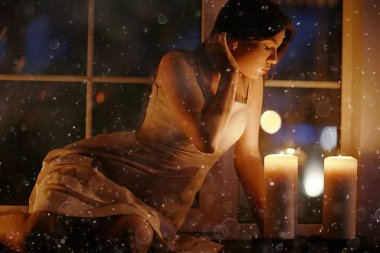 Mumlar ile genç kadın