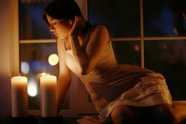 Mumlar ile genç kadın