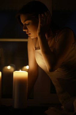 Mumlar yanan ile kadın