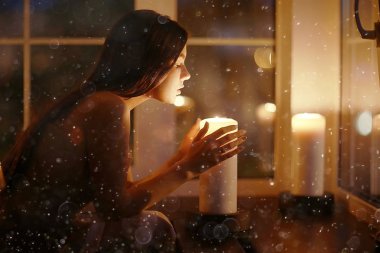 Mumlar yanan ile kadın