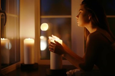 mum yakma ile kadın