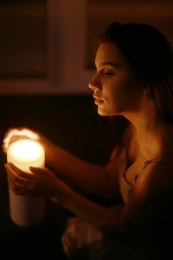 mum yakma ile kadın